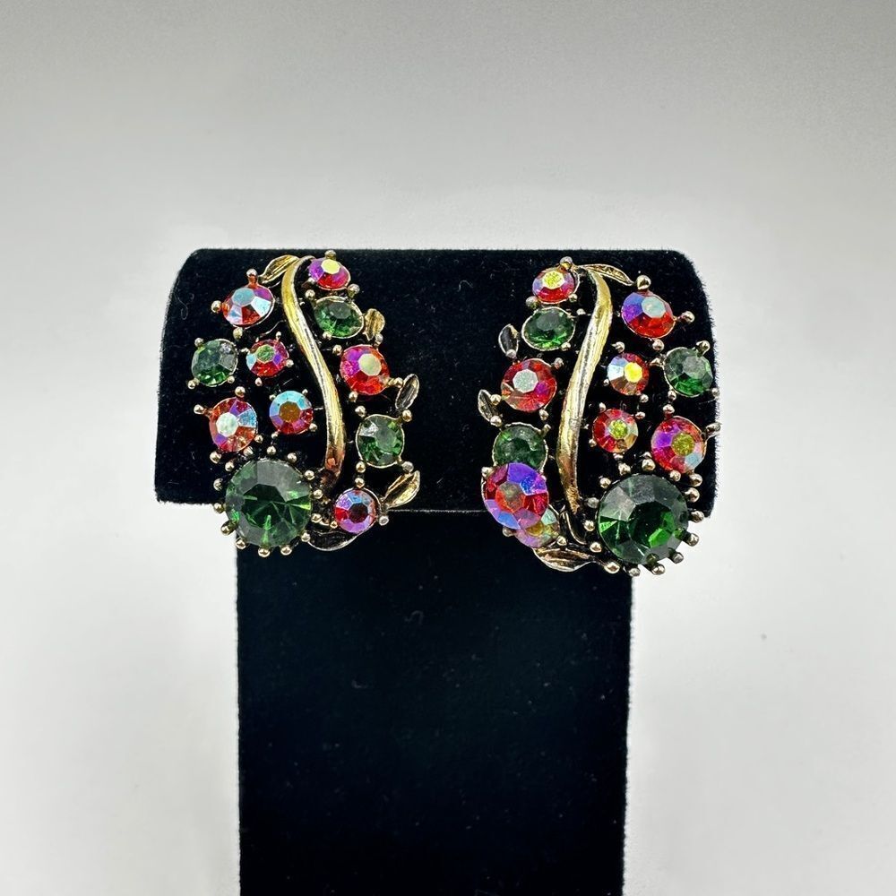 Vintage Aurora Borealis rhinestone, antiqued gold tone metal clip on‎ earrings!